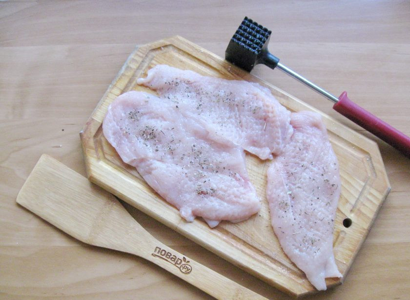 1. Этап. Куриное филе в белковом кляре: Филе посолите и поперчите с обеих сторон.