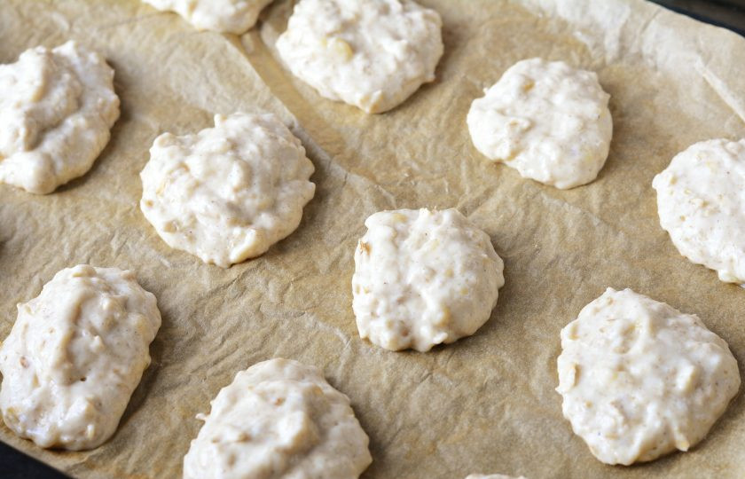 1. Этап. Овсяное печенье на кефире с бананом: Тесто должно получится густоватым. Ложкой выкладывайте печенье, чтобы получились скругленные лепешки. Распределяйте печенье на расстоянии, чтобы оно не слиплось.