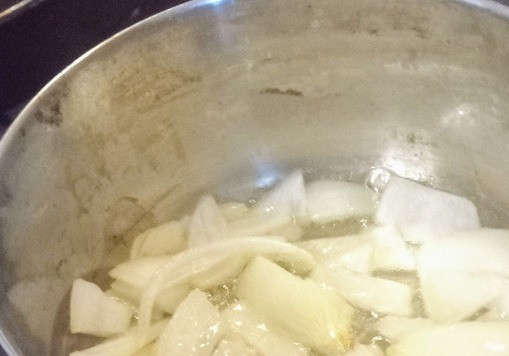 1. Этап. Запеканка с брокколи, фасолью, грецкими орехами: В отдельной ёмкости вскипятить подсоленную воду и варить нарезанную на соцветия брокколи 2 минуты. Тем временем в другой глубокой ёмкости на малом огне растопить масло, выложить лук и жарить его до размягчения и изменения цвета. У меня это заняло 5 минут.