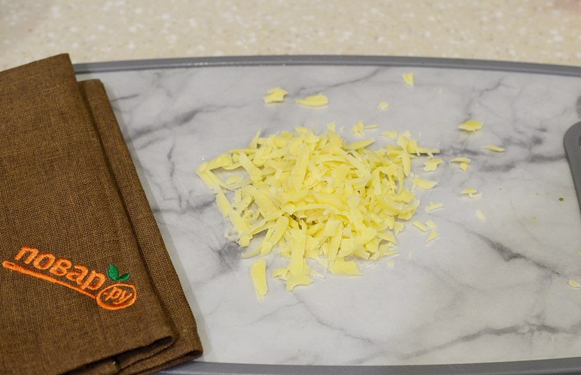 1. Этап. Слоеный салат с авокадо: 9. Сыр натрите на терке.