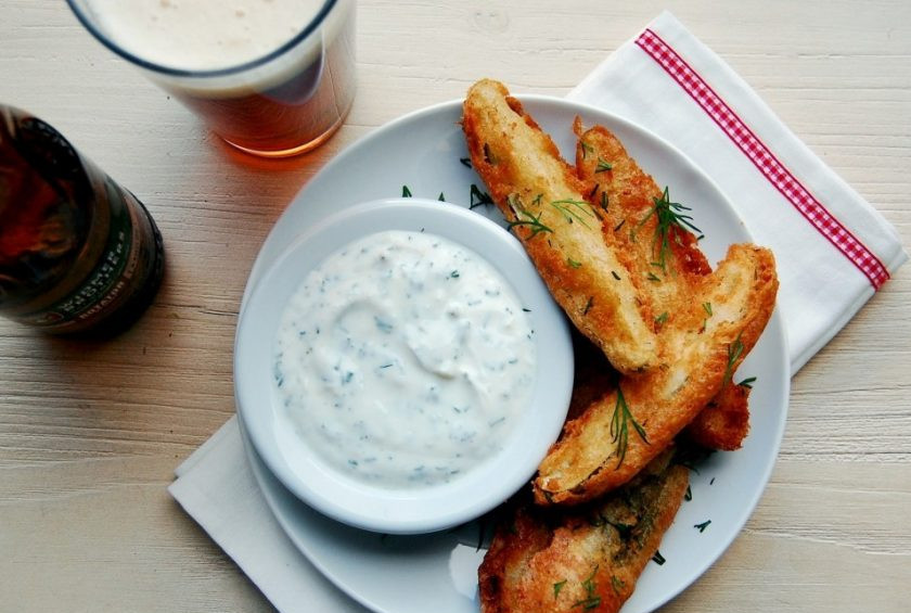 1. Этап. Солёные огурцы в кляре: 6. Подавайте закуску с соусом. Приятного аппетита!