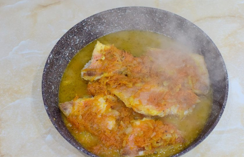 1. Этап. Маринованный морской окунь: Затем залейте рыбу маринадом с другой сковороды и тушите под крышкой 5-7 минут. В процессе рыбу переверните. После тушения снимите сковороду с огня и дайте постоять под крышкой еще минут 10, чтобы окунь промариновался.