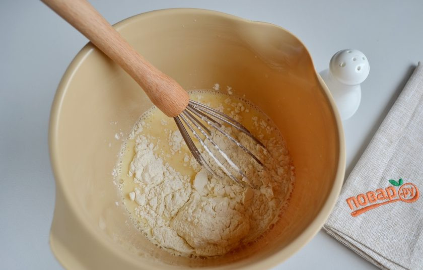 1. Этап. Креп Сюзетт (Crepe Suzette): 4. Добавьте просеянную пшеничную муку, венчиком или миксером сделайте тесто однородным и гладким, без комочков.