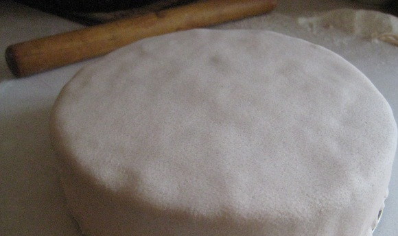 1. Этап. Торт Италия: 5. Накрыть мастикой тортик и разровнять поверхность. Обрезать все лишнее.