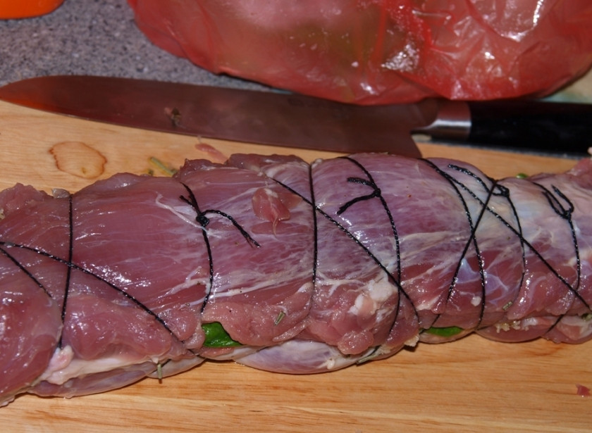 1. Этап. Свиная вырезка с розмарином: 6. Плотно перевязываем получившийся мясной рулет по всей длине крепкой нитью.