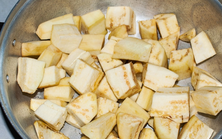 1. Этап. Картошка, тушенная с баклажанами: Баклажаны промываем и очищаем от кожуры. Нарезаем кубиками и складываем в сотейник.