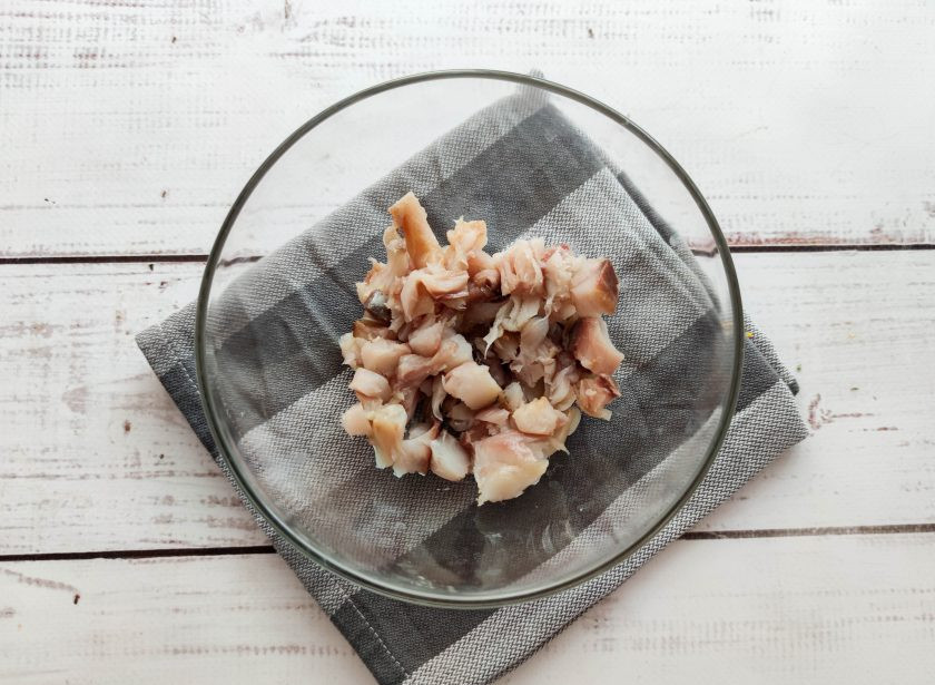 1. Этап. Салат с картофелем и копченой скумбрией: Скумбрию почистите, нарежьте кусочками и выложите в тарелку.