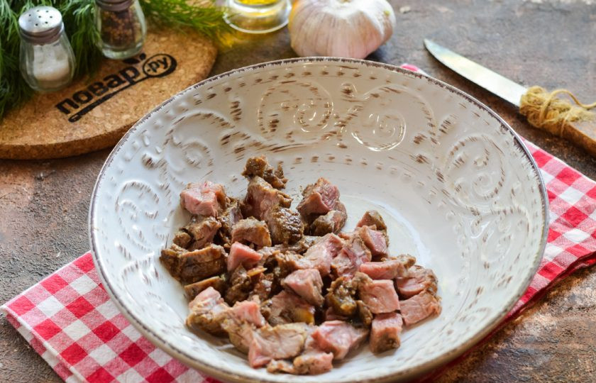 1. Этап. Салат с говядиной и ветчиной: Говядину нарежьте небольшими кубиками и переложите в салатник.