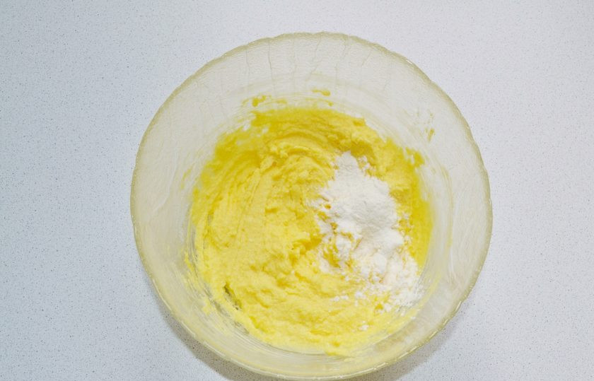 1. Этап. Печенье с вареными желтками: Постепенно всыпайте муку и перемешивайте.