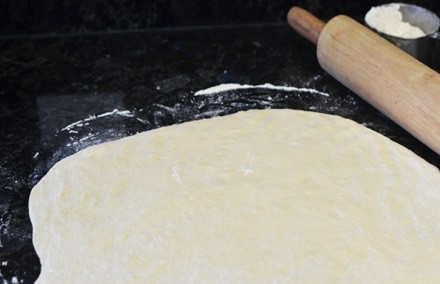 1. Этап. Простые дрожжевые пончики: 4. Раскатайте тесто тонким пластом.