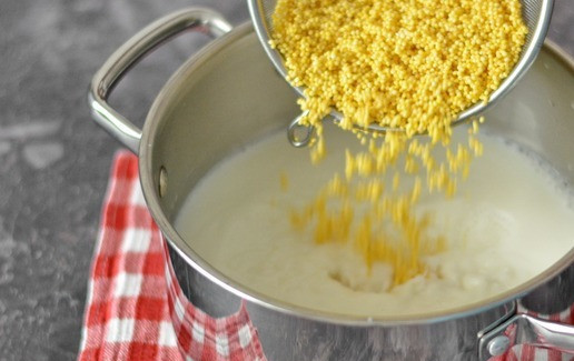 1. Этап. Каша пшённая молочная классическая: Доведите молоко до кипения и как только появится первый 