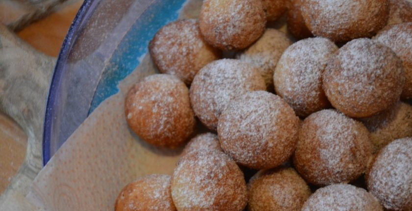 1. Этап. Пончики из детства: Готовые пончики присыпьте сахарной пудрой и подавайте к столу.