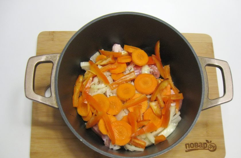 1. Этап. Басма в казане: Болгарский перец очистите, помойте и нарежьте полосками. Любители острого могут добавить горький перец.