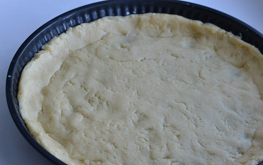 1. Этап. Творожно-сметанный торт: 5. Разогрейте духовку до 180 градусов. Достаньте тесто из холодильника, выложите его в форму и сформируйте ровный корж с бортиками. Очень удобно использовать заготовки коржей.