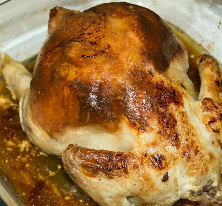 1. Этап. Курица, фаршированная айвой: 4. Достаньте форму из духовки, аккуратно выложите курицу и айву на блюдо и подавайте к столу. Приятного аппетита!