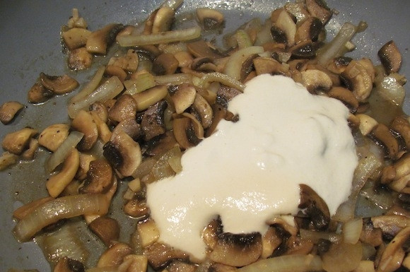 1. Этап. Пенне с грибами: Посолите, поперчите. Добавьте сливки, нарезанные помидоры черри и рубленную петрушку.