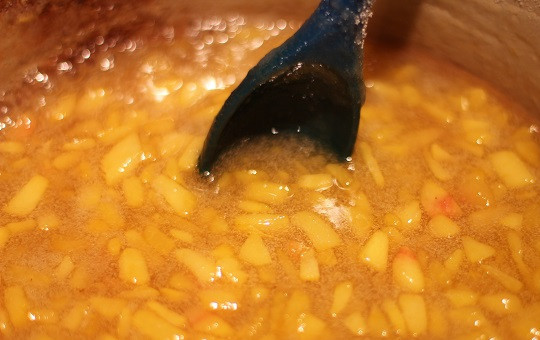 1. Этап. Персиковое варенье на скорую руку: 5. На медленном огне довести все до кипения, постоянно помешивая. Убрать огонь и томить буквально 10 минут. Этого вполне достаточно, если вы планируете есть варенье сразу.