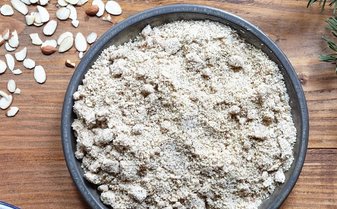 1. Этап. Печенье из миндаля: 1. Миндаль измельчите в кухонном комбайне до состояния хлебной крошки.