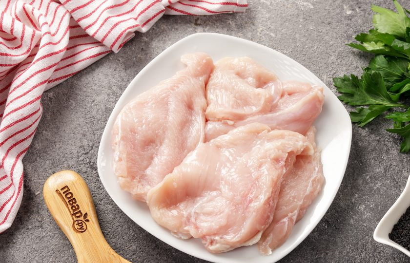 1. Этап. Бездрожжевой пирог с курицей: Тем временем приготовьте начинку. Куриное филе разрежьте вдоль на части.