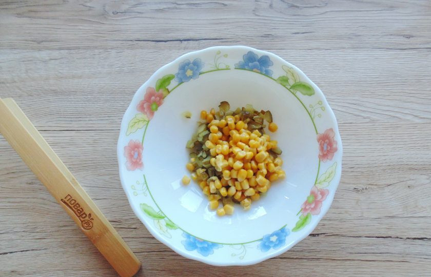 1. Этап. Салат из шпрот и кукурузы: Выложите в салатник консервированную кукурузу без рассола.
