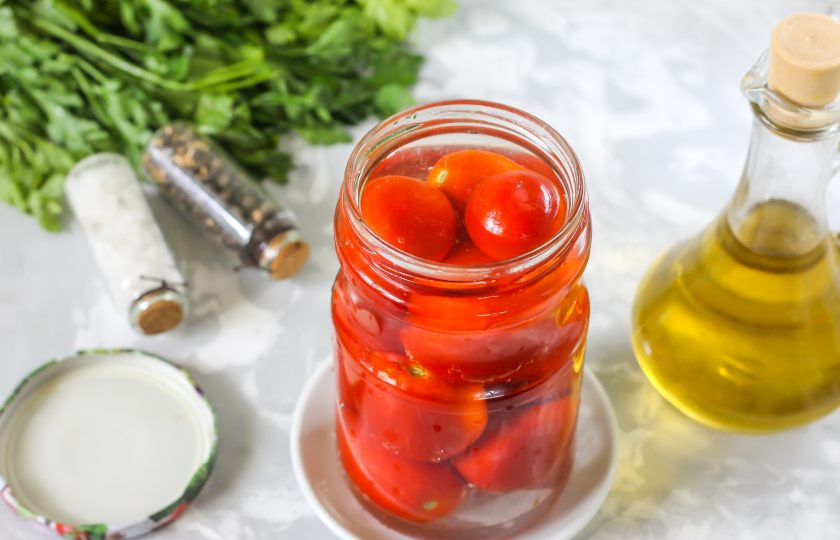 1. Этап. Помидоры маринованные с растительным маслом: Вскипятите в чайнике или в кастрюле воду, влейте кипяток в банку и накройте жестяной крышкой, оставьте для пропаривания на 10 минут.