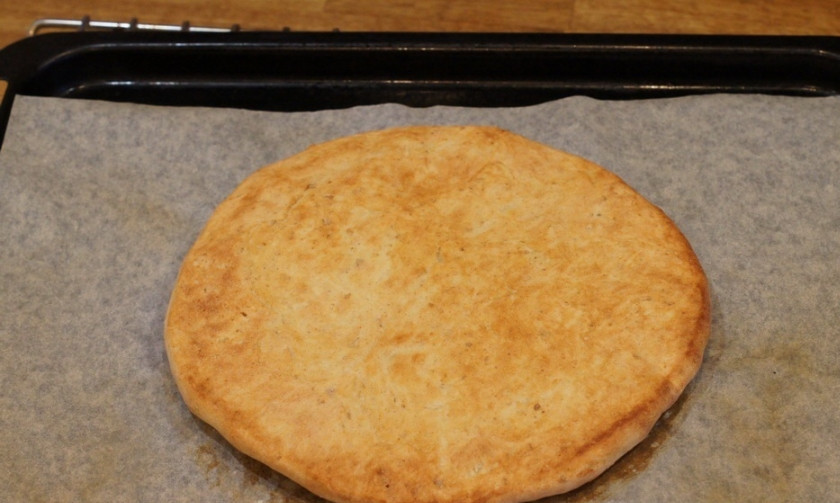 1. Этап. Лепешки без дрожжей: 4. Готовую лепешку отправить в хорошо разогретую духовку. Выпекать ее следует минут 7-10, а затем перевернуть и выпекать еще около 5-7 минут.