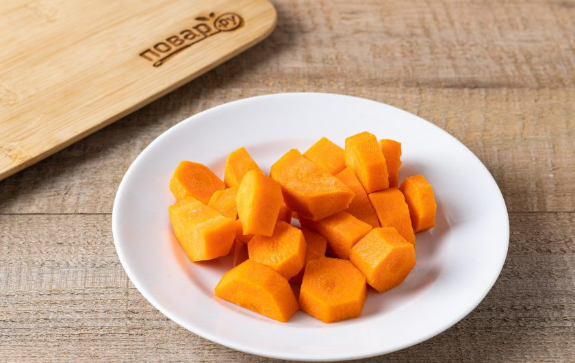 1. Этап. Яблочно-банановый смузи с апельсином и морковью: Морковь помойте, очистите от кожуры. Нарежьте на ломтики небольшого размера.