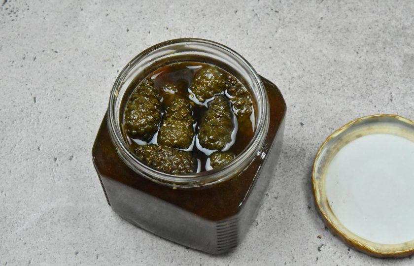 1. Этап. Сосновое варенье: Горячее варенье разложите по стерильным баночкам, закройте плотно крышками и переверните вверх дном. Оставьте до полного остывания. Храните варенье как любую другую консервацию.