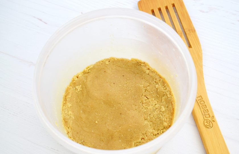 1. Этап. Халва: 7. Влейте теплый сироп, перемешайте до однородности, уплотните. Дайте остыть.