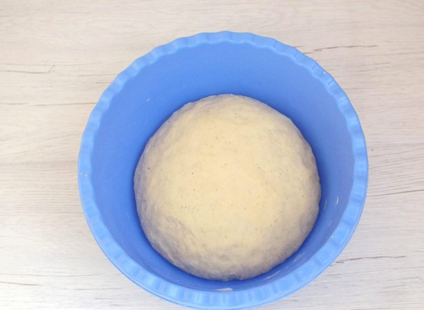 1. Этап. Булочки Даллас: По прошествии времени, тесто увеличится в объеме. Оно готово к разделке. Сделайте обминку.