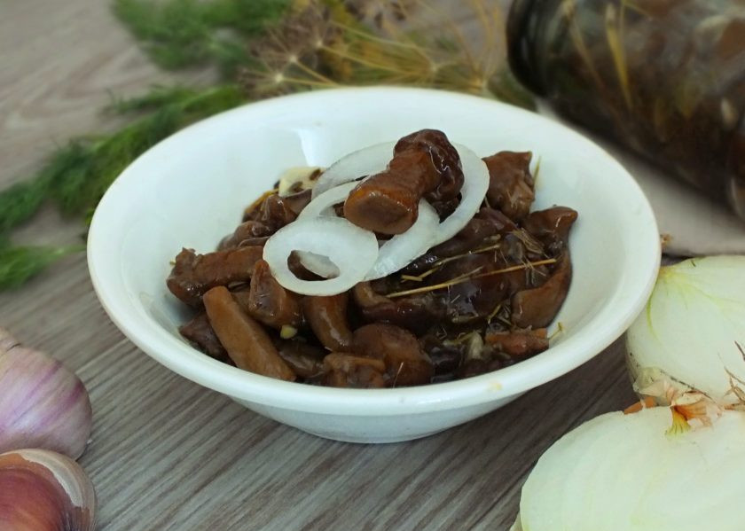 1. Этап. Засолка опят горячим способом: Перед подачей, к грибам добавьте репчатый лук и ароматное масло. Из указанного количества ингредиентов получилось 2 баночки объемом по 0,22 литра. Вкусных вам заготовок!