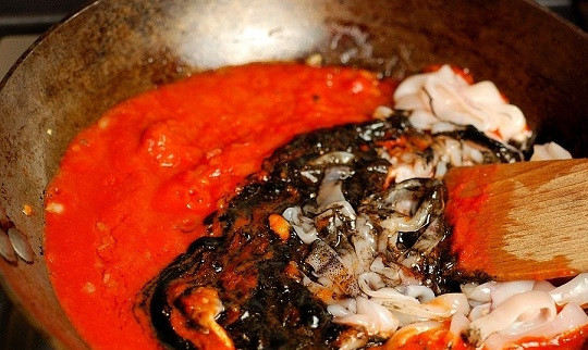 1. Этап. Паста с каракатицей: 4. Потушите минутки 3 и добавьте на сковороду каракатицу и чернила. Они придадут невероятно оригинальный цвет блюду.