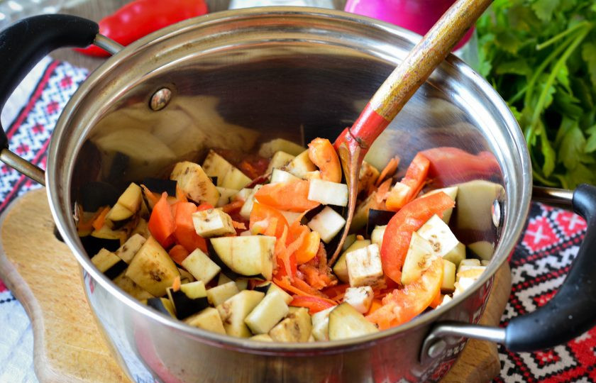 1. Этап. Закуска Бакат: Добавьте в томатный соус все овощи и тушите закуску на среднем огне 20 минут.