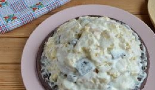 1. Этап. Торт Ванька кучерявый: 13. Тортик собран. Уплотните его руками, сверху распределите крем, если остался.