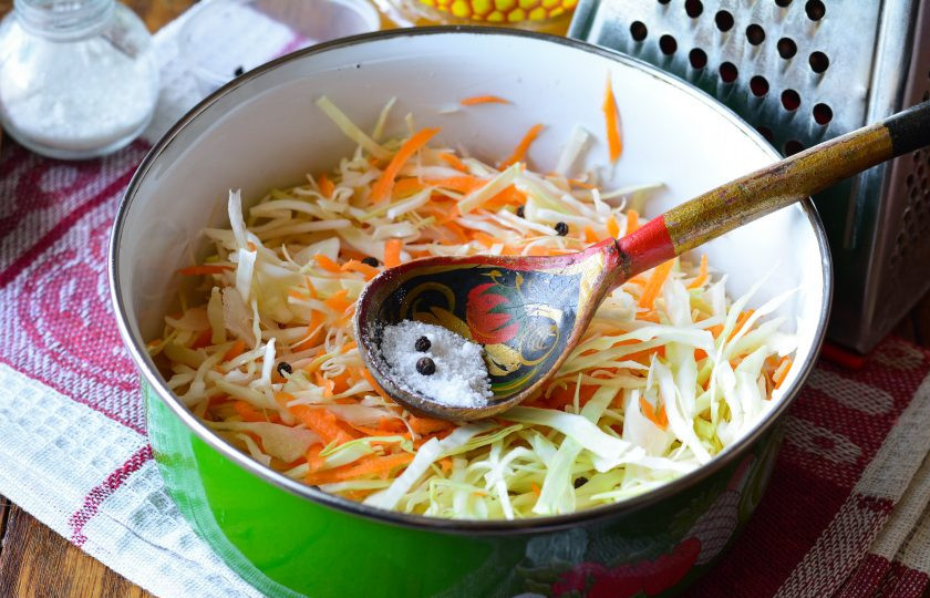 1. Этап. Капуста квашеная с медом: Перемешайте капусту с морковкой, всыпьте соль и перемешайте. Также добавьте несколько горошин перца.