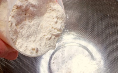 1. Этап. Рулетики из блинов с семгой: Процесс приготовления рулетиков мы начнем с подготовки теста для блинов. Смешаем все сухие ингредиенты - просеянную муку, сахар и соль.