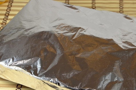 1. Этап. Свинина с овощами под соусом Бешамель: Накрываем форму фольгой, отправляем её в предварительно разогретую до 200 градусов духовку на 60 минут.