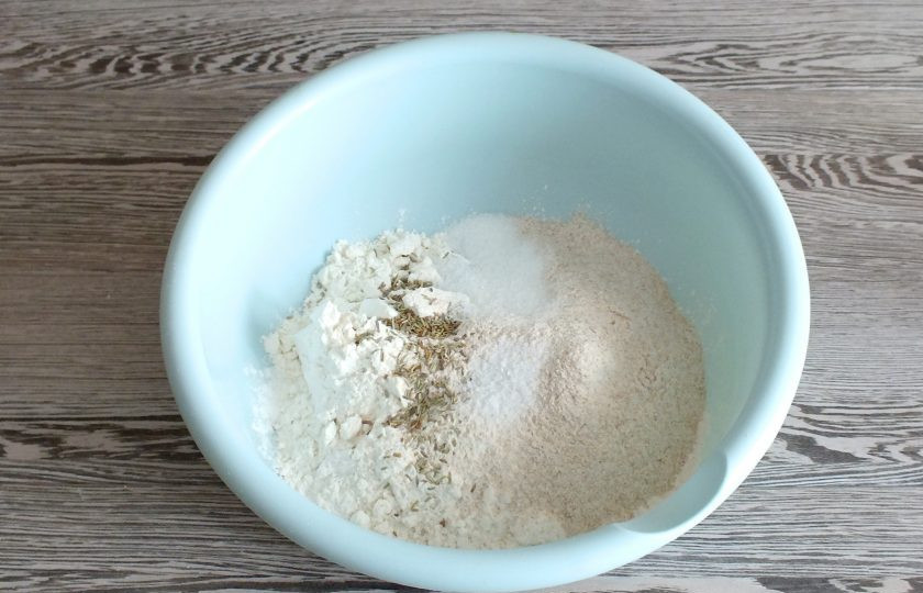 1. Этап. Хлеб Гурман: В чаше смешайте оба вида муки, оставшийся сахар, соль, 2 ч.л. розмарина.