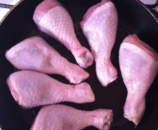 1. Этап. Курица по-корейски: Для приготовления этого блюда вы можете использовать любую часть курицы. У меня были голени, поэтому я промыла их под водой и положила немного обсохнуть. Затем нагрела в сковороде растительное масло и выложила курицу. Ее необходимо совсем немного обжарить с каждой стороны.