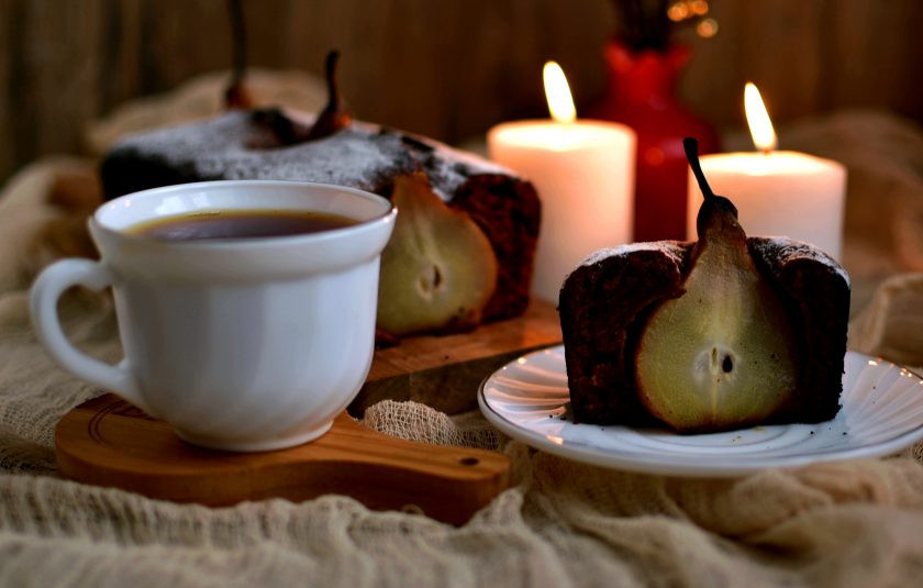 1. Этап. Шоколадный кекс с грушами: Готовый кекс охладите на решетке и подавайте. Можно сервировать кекс теплым с шариком мороженного или подать к кексу горячий глинтвейн на основе оставшегося сиропа.