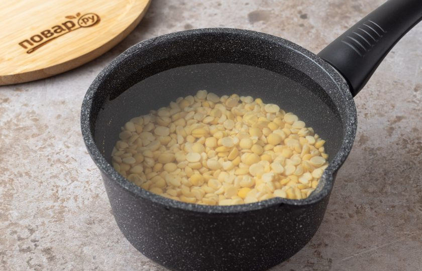 1. Этап. Квас из гороха: Слейте воду, переложите горох в кастрюлю и залейте чистой водой. Доведите до кипения и варите на медленном огне до мягкости. Затем остудите до комнатой температуры.