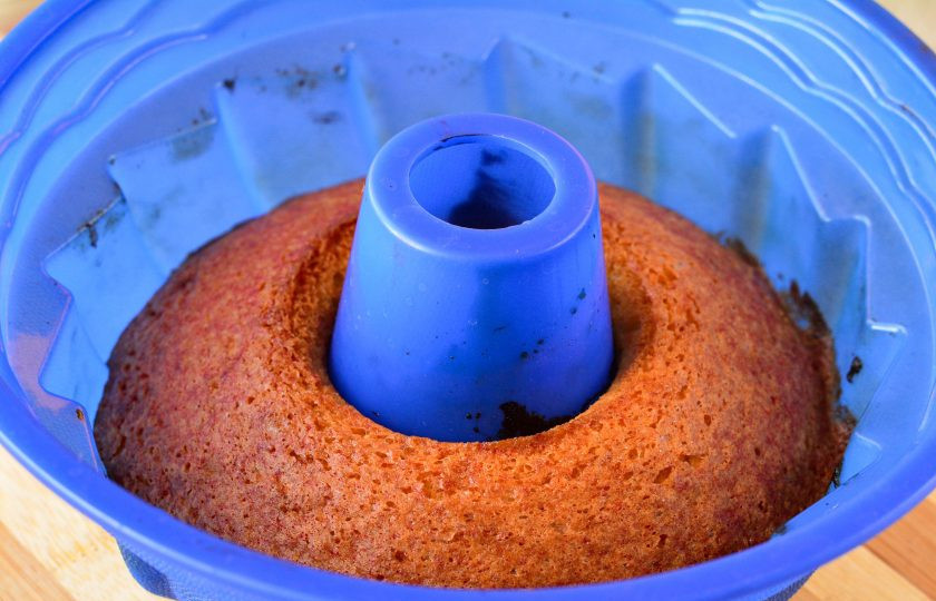 1. Этап. Кекс без разрыхлителя: Выпекайте кекс 35 минут, пока не станет румяным. Готовность можете проверить шпажкой, она должна быть сухой.