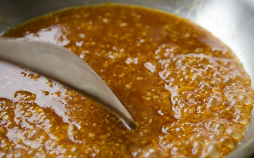 1. Этап. Говядина в апельсиновом соусе: В той же сковороде, где жарилось мясо, обжарьте чеснок с имбирем, добавьте приготовленный соус.