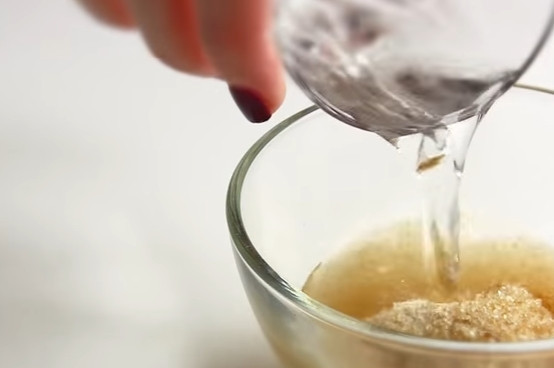 1. Этап. Чизкейк Карамельный по-домашнему со сгущенкой: 4. Залейте желатин холодной водой, оставьте его до набухания.