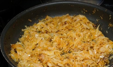 1. Этап. Постные вареники с капустой: Затем уберем крышку со сковороды, увеличим огонь и помешивая, выпарим как можно больше жидкости из капусты. Добавим перец и мелко нарезанную зелень. Капусту надо будет остудить.