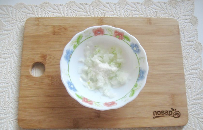 1. Этап. Салат со свининой и солеными огурцами: Добавьте сахар.