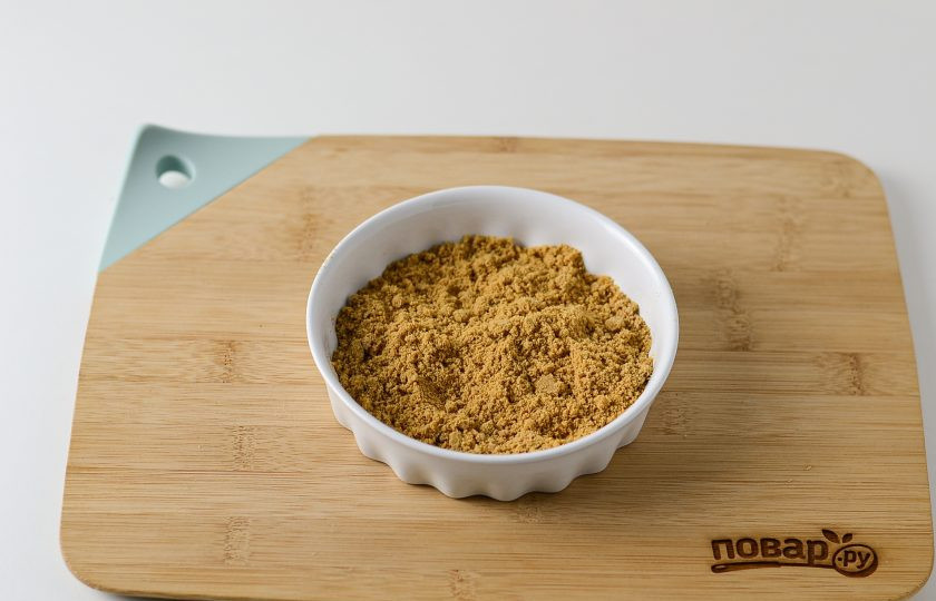 1. Этап. Вегетарианский медовик: Обрезки и один корж измельчите в крошку.