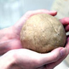 1. Этап. Киш с курицей и шпинатом: 2. Придаем тесту форму шара и оборачиваем полиэтиленовой пленкой. Минут на 30 ставим в холодильник.