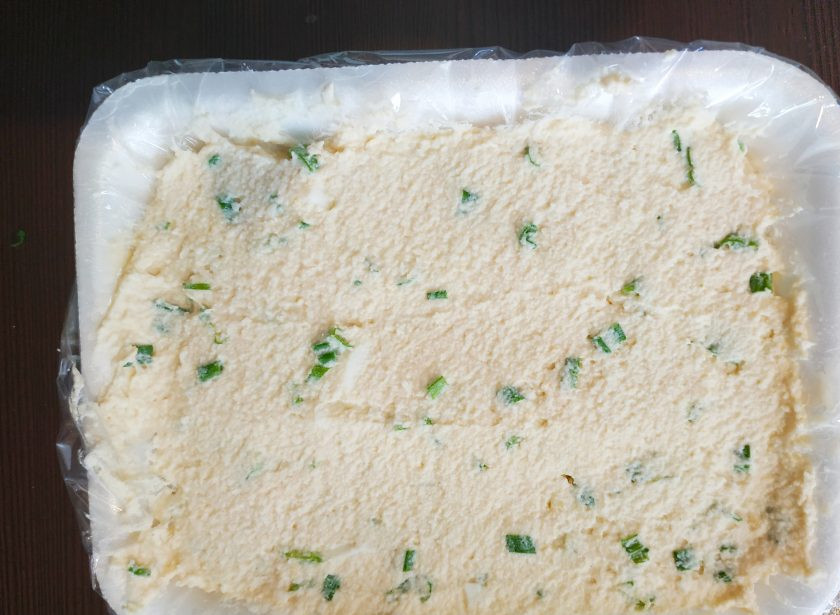 1. Этап. Яичные палочки: Выложите нашу массу в емкость так, чтобы толщина была 3-4 см. Отправьте в морозилку на 20-30 минут. Масса должна хорошо схватиться.