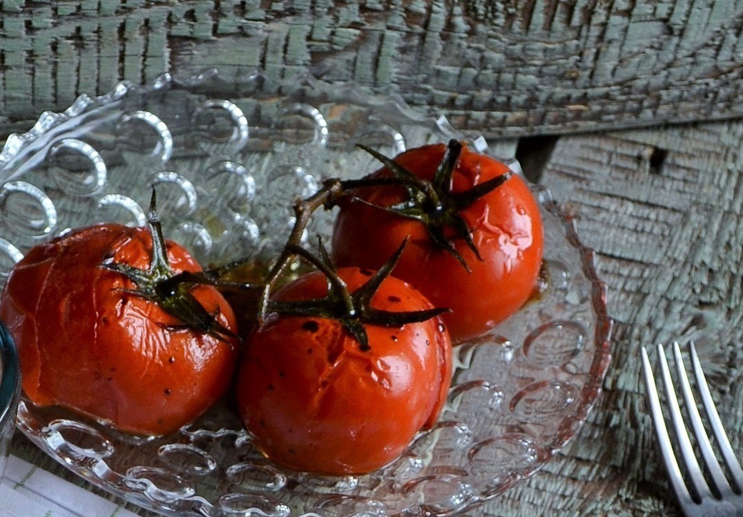 1. Stage. Cutlet rolls with mushrooms: Simultaneously bake the tomatoes, one or two per serving, drizzled with soy sauce and olive oil to taste. 10 to 12 minutes, depending on size.